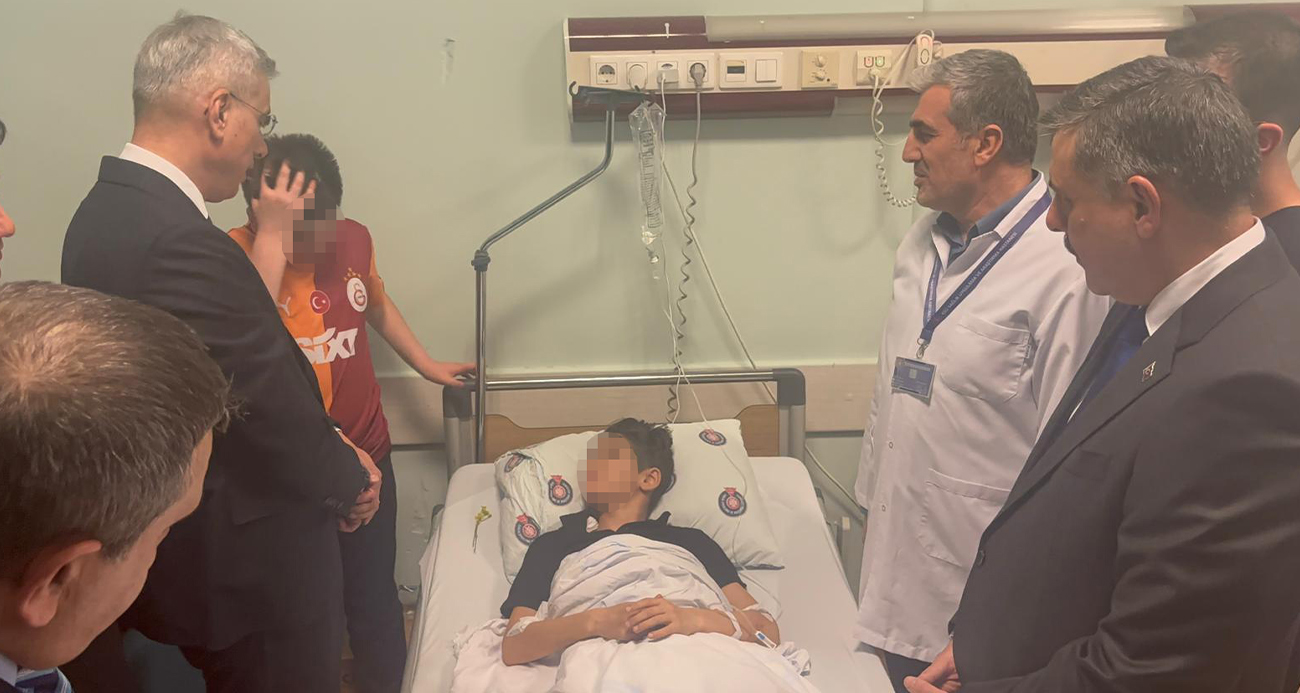 Yaralı öğrencilerin ailelerinin hastane önündeki bekleyişi sürüyor