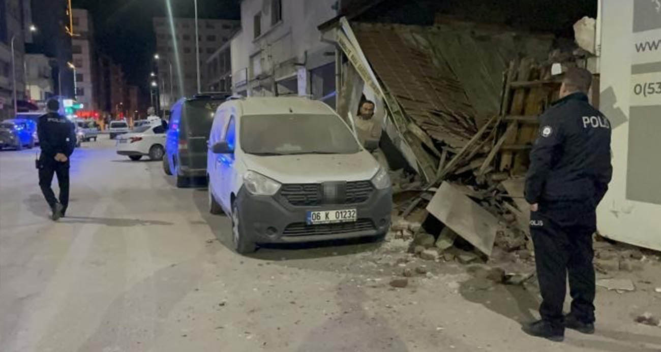  Eskişehir’de tek katlı metruk iş yeri, büyük bir gürültüyle yıkıldı. İçinde kimsenin bulunmadığı ve o sırada caddeden kimsenin geçmemesi muhtemel facianın önüne geçti.