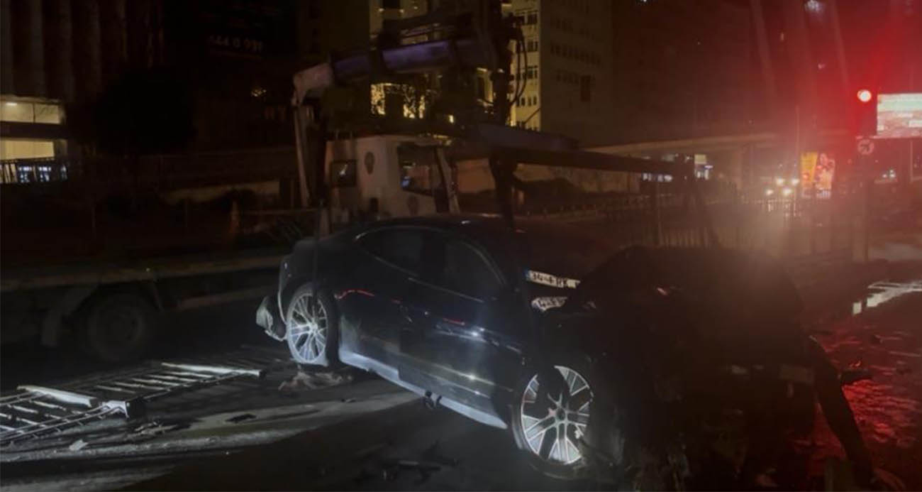 Şişli’de lüks otomobil kaza yaptı: 3 yaralı