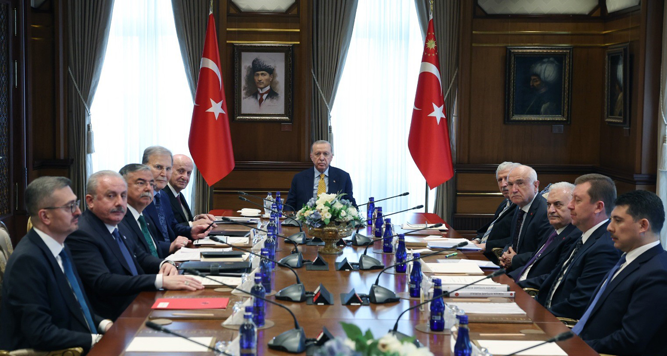 Yaralı öğrencilerin ailelerinin hastane önündeki bekleyişi sürüyor