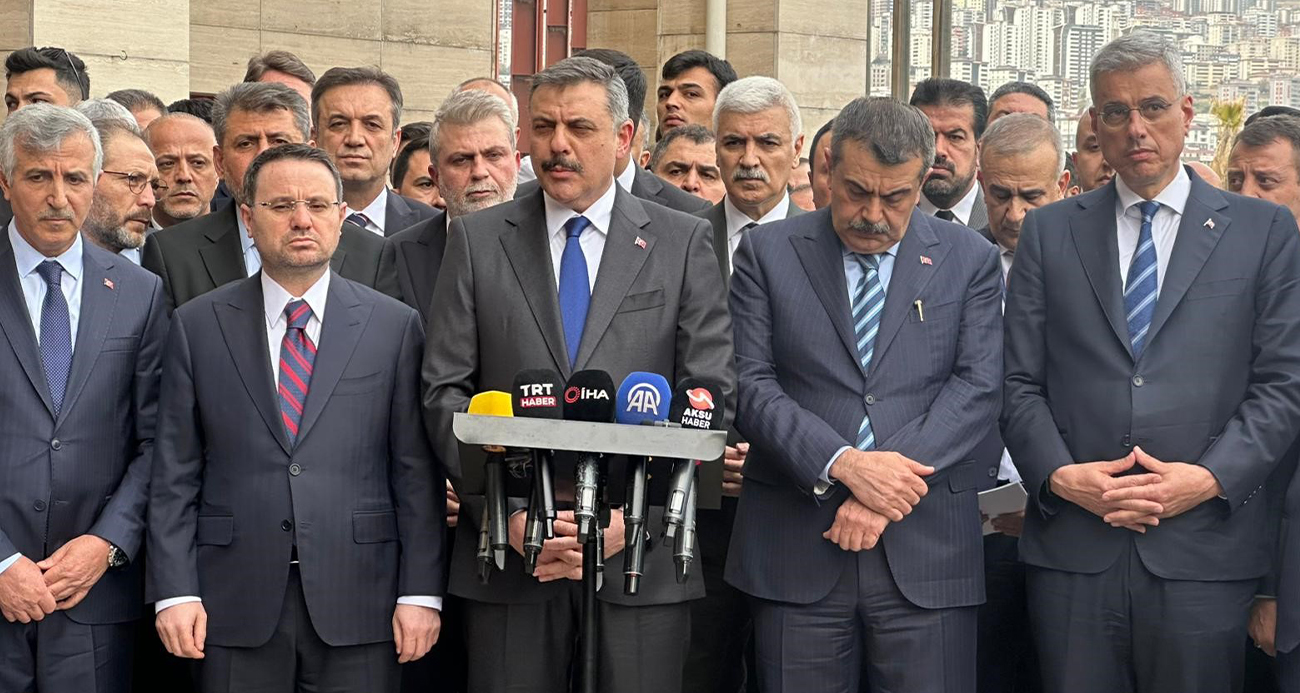 Yaralı öğrencilerin ailelerinin hastane önündeki bekleyişi sürüyor