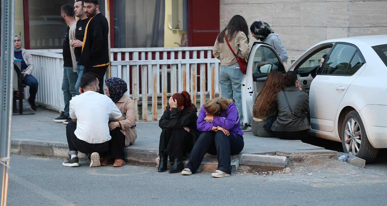 Yaralı öğrencilerin ailelerinin hastane önündeki bekleyişi sürüyor