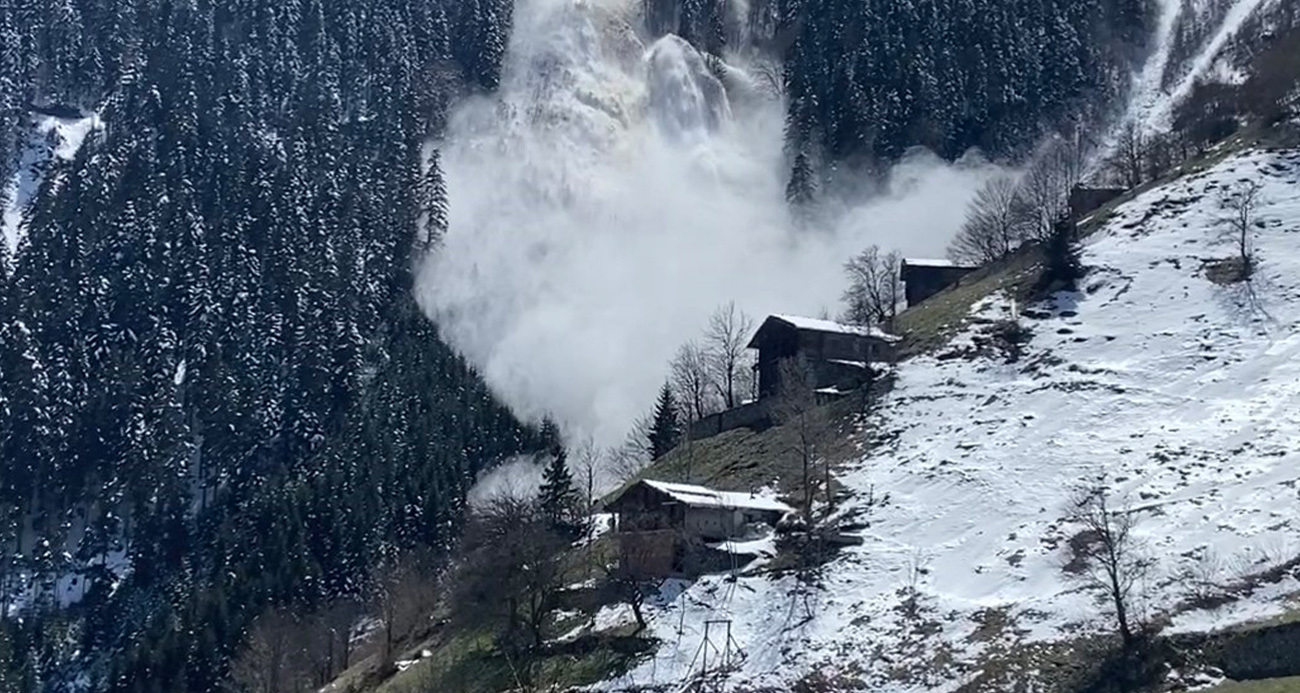 Trabzon’un Çaykara ilçesine bağlı Karaçam Mahallesi Seyrantepe mevkiinde bugün meydana gelen çığ, cep telefonu kamerasına yansıdı.