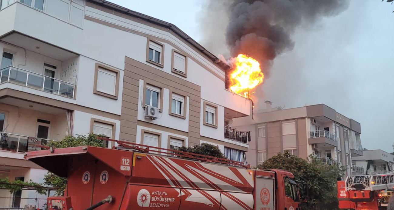 Antalya’nın Kepez ilçesinde bir apartmanın teras katında çıkan yangın paniğe neden oldu. Yangın nedeniyle dairede büyük çapta hasar meydana gelirken, dumandan etkilenen 2 kişi kontrol amacıyla hastaneye götürüldü.