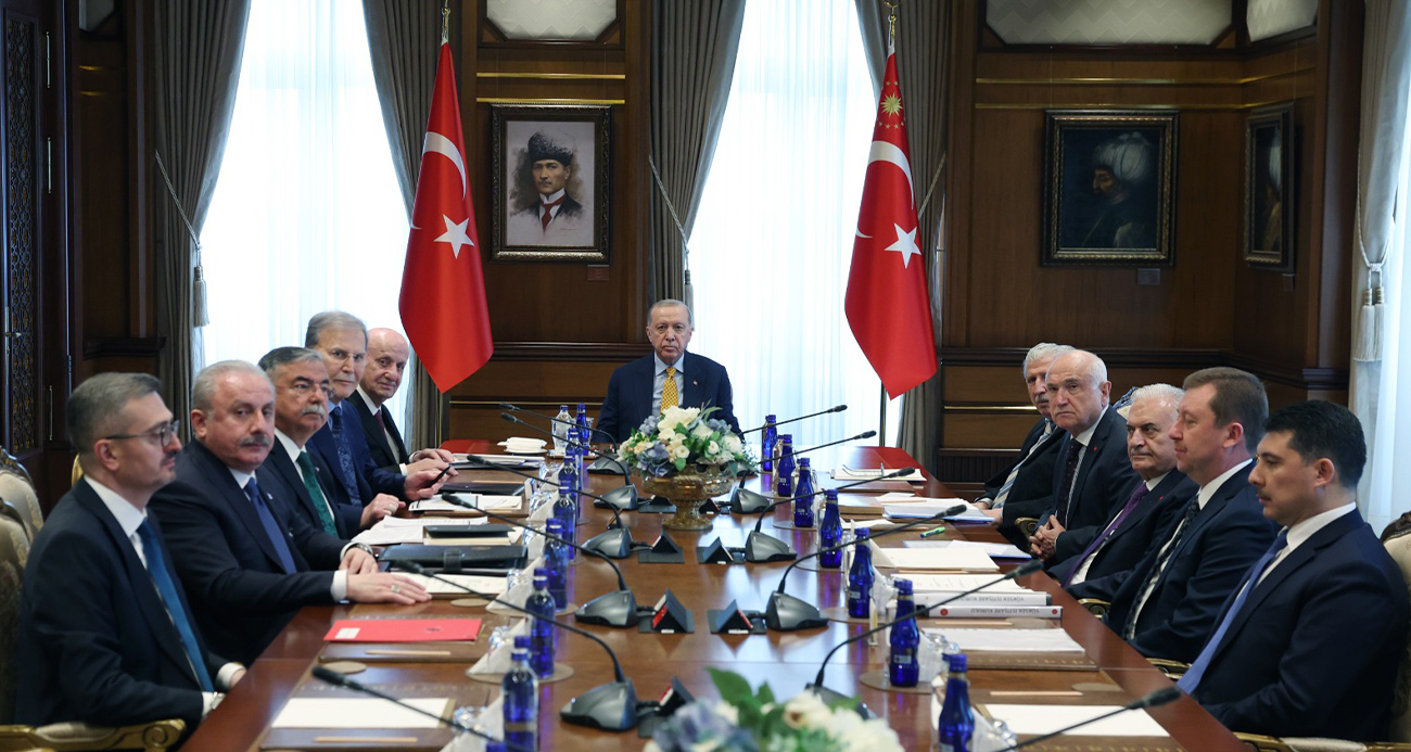 Cumhurbaşkanlığı İletişim Başkanı Burhanettin Duran, Cumhurbaşkanı Recep Tayyip Erdoğan başkanlığındaki Cumhurbaşkanlığı Yüksek İstişare Kurulu (YİK) Toplantısı’nda, Terörsüz Türkiye hedefi, İran’a yönelik saldırıyla başlayan süreç ve okullardaki saldırıların ele alındığını belirtti.