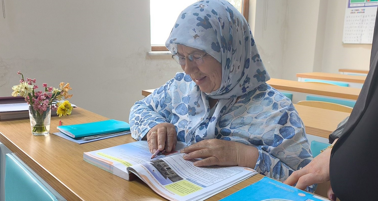 Okuma aşkı yarım kalmadı 66 yaşında okuryazar oldu