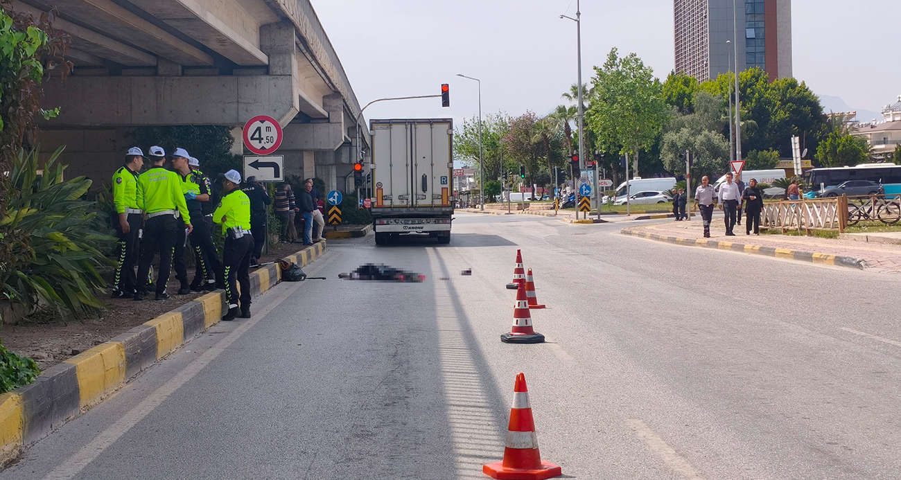 Mendil sattığı ışıkta tırın altında kalan yaşlı kadın öldü, kaza anı güvenlik kamerasında