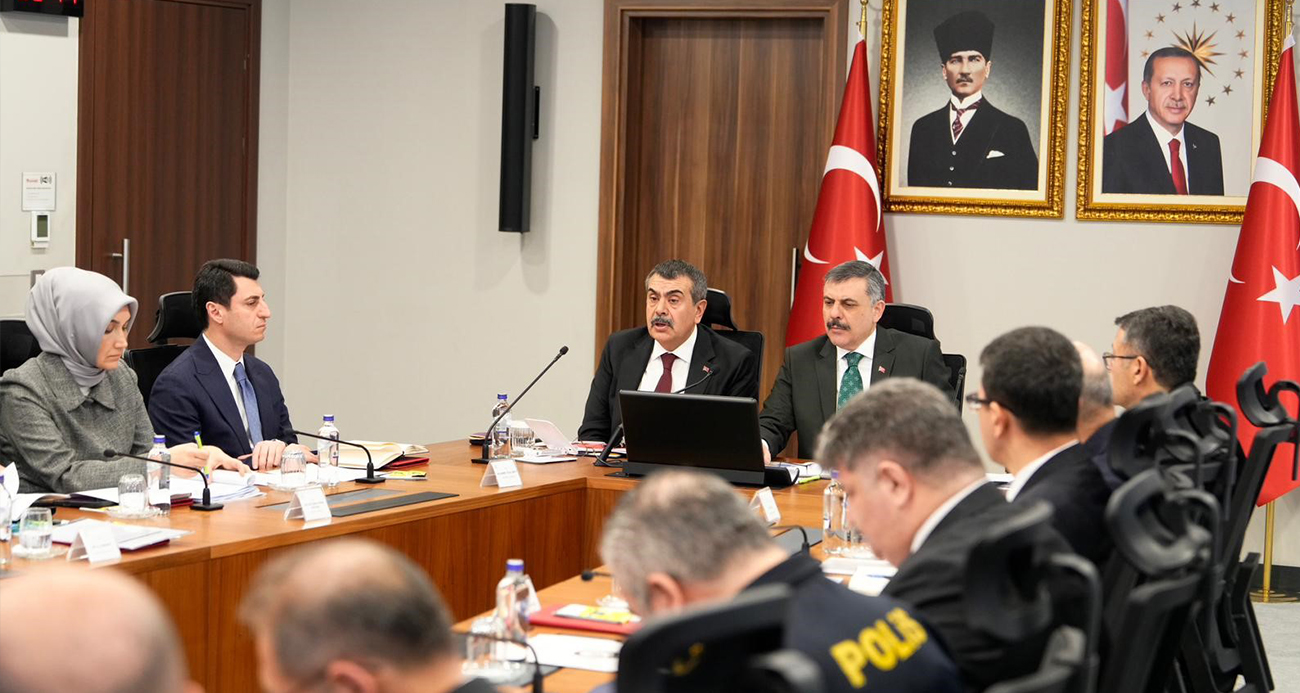 İçişleri ve Milli Eğitim Bakanlığı’ndan yapılan ortak açıklamada, okul yönetimleri, rehberlik servisleri, öğretmenler, aileler, kolluk birimleri ve ilgili kamu kurumları arasında erken uyarı ve erken müdahale mekanizmalarının güçlendirilmesi yönünde görüş birliğine varıldığı belirtildi.