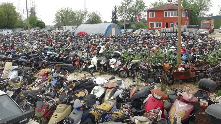 Yediemin otoparkları araç mezarlığına döndü, milyonluk araçlarla hurdaya dönenler aynı alanda sahiplerini bekliyor