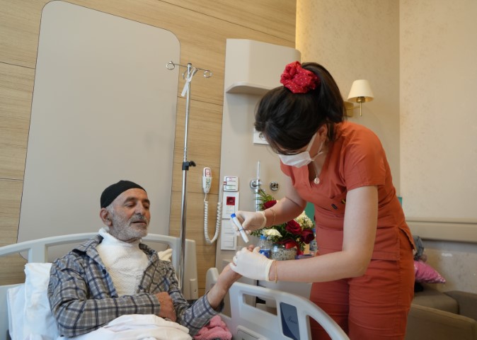 Yaşlı adamın ’tamir’ inadı kötü bitti: Borudan fışkıran suyla hastanelik oldu