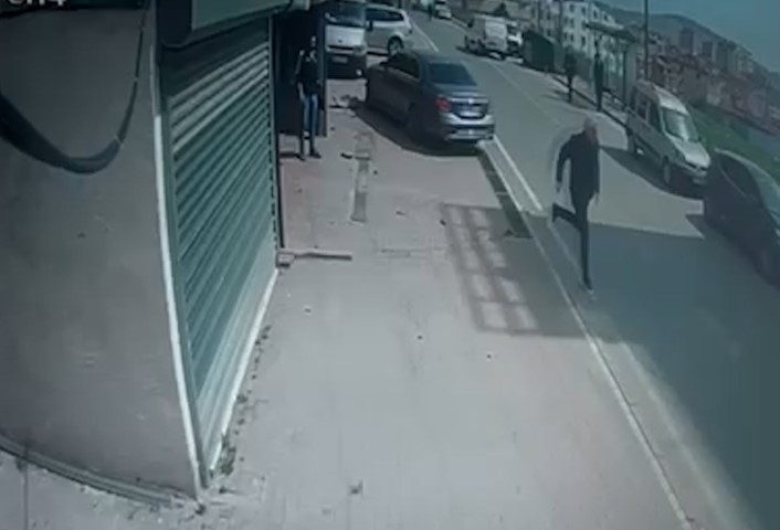 Çocuğunu tehdit ettiğini iddia ettiği motosikletliye otomobiliyle böyle çarptı