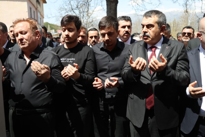 Saldırıda öğrencilerine siper olan öğretmen, gözyaşlarıyla son yolculuğuna uğurlandı