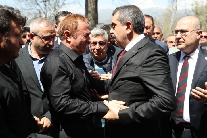 Saldırıda öğrencilerine siper olan öğretmen, gözyaşlarıyla son yolculuğuna uğurlandı