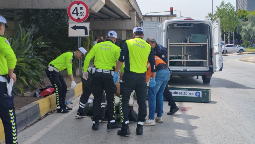 Mendil sattığı ışıkta tırın altında kalan yaşlı kadın öldü, kaza anı güvenlik kamerasında