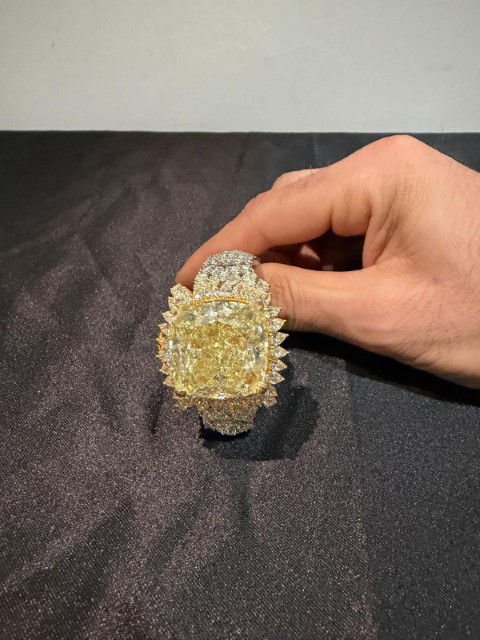 Kapalıçarşı’da düzenlenen operasyonda 3 milyon dolar değerinde 80 karat pırlanta yüzük ele geçirildi