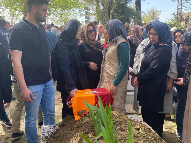 Silahlı saldırıda hayatını kaybeden Adnan’ın mezar taşına çok sevdiği Galatasaray’ın forması bırakıldı