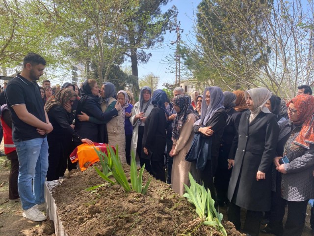 Silahlı saldırıda hayatını kaybeden Adnan’ın mezar taşına çok sevdiği Galatasaray’ın forması bırakıldı