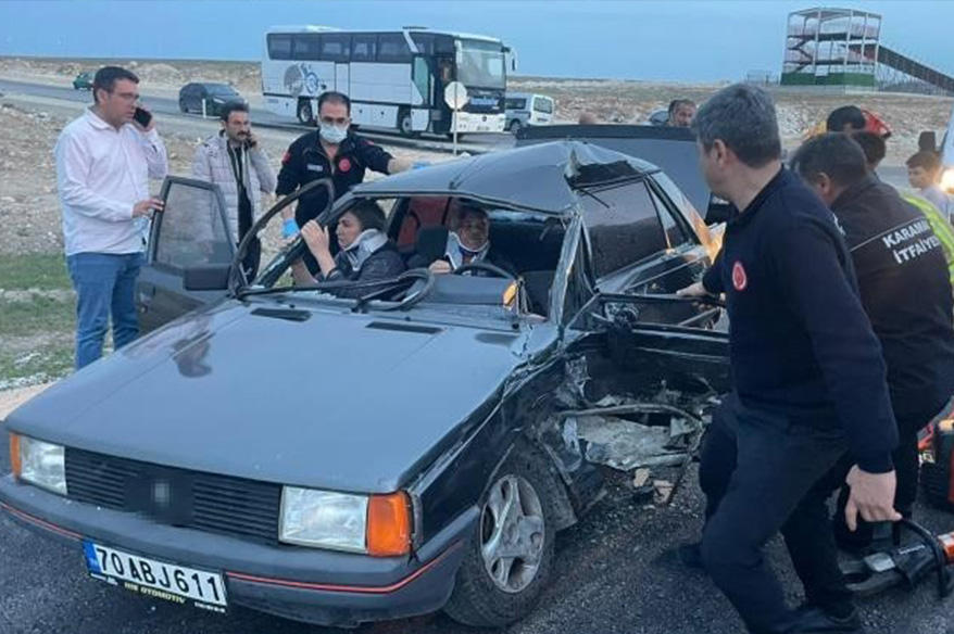 Kaza sonrası araçta sıkışan karı kocayı itfaiye kurtardı