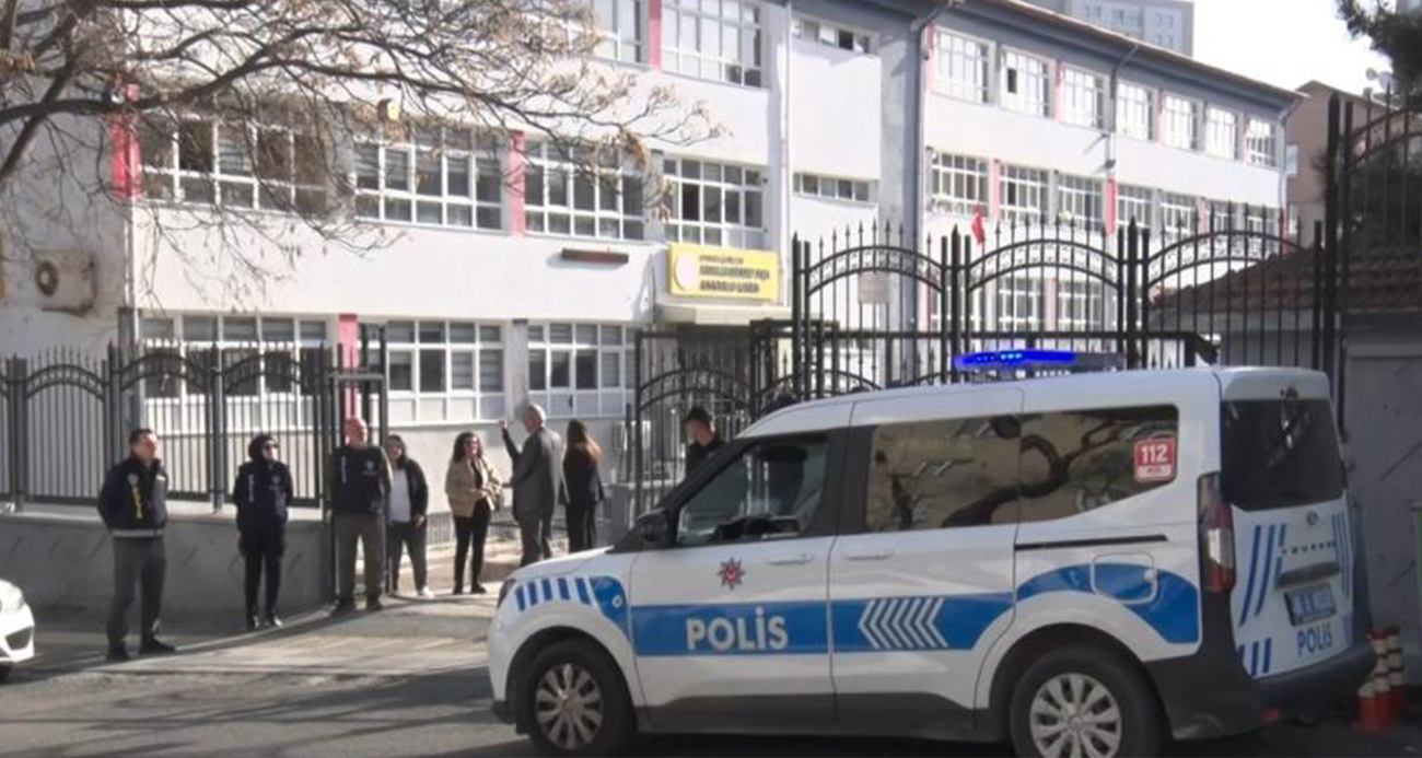 Şanlıurfa ve Kahramanmaraş’ta okullarda meydana gelen silahlı saldırıların ardından İçişleri Bakanlığınca 81 ildeki tüm eğitim ve öğretim kurumlarında güvenlik önlemleri artırıldı.