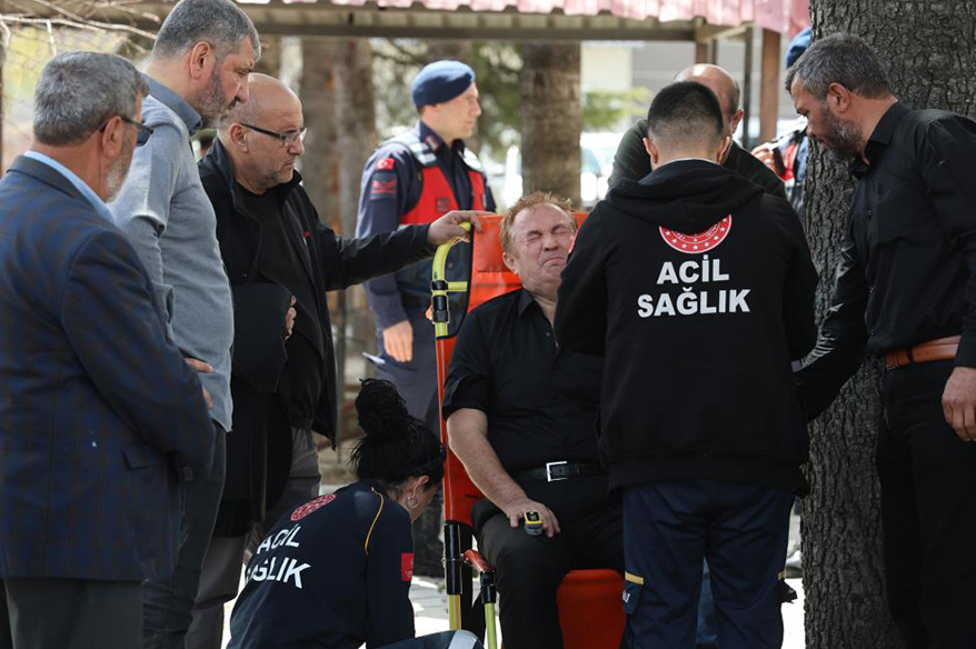 Öğretmen eşinin cenazesinde fenalaştı, sağlıkçılar müdahale etti