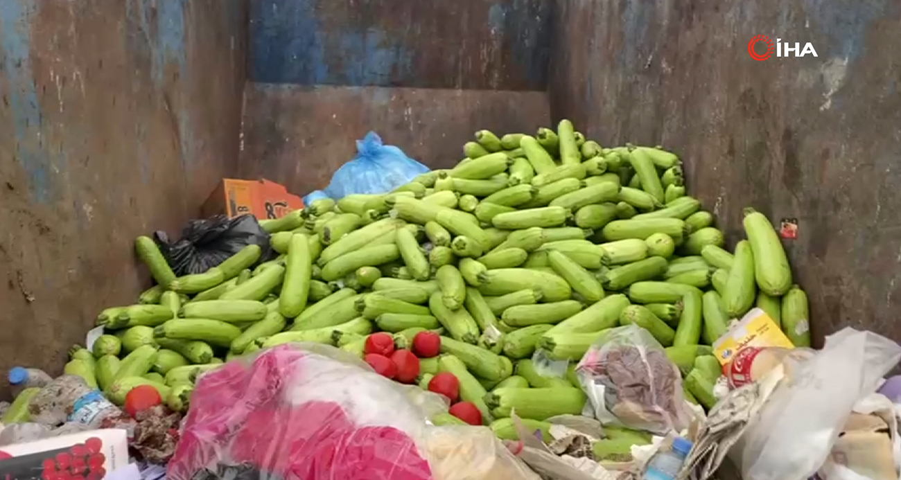 Antalya’nın Serik ilçesinde bulunan toptancı halinde kaydedilen görüntüler, israf tartışmalarına yol açtı. Hal esnafı, yüzlerce kabağın çöpe dökülmesine tepki gösterdi.