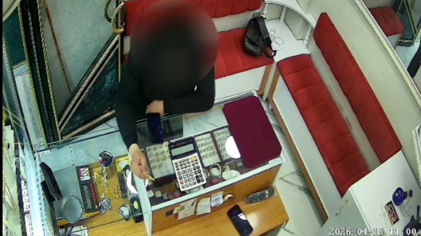 Bilezikler için anneyi ve oğlunu öldüren katil morga gidip, olayı gerçekleştirenleri gördüğünü söylemiş