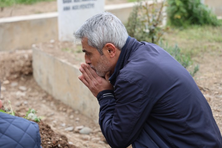 Saldırıda ölen 4 öğrencinin mezarında hüzün ve gözyaşı hakim