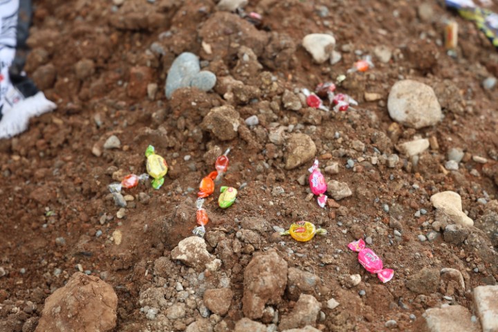 Saldırıda ölen 4 öğrencinin mezarında hüzün ve gözyaşı hakim