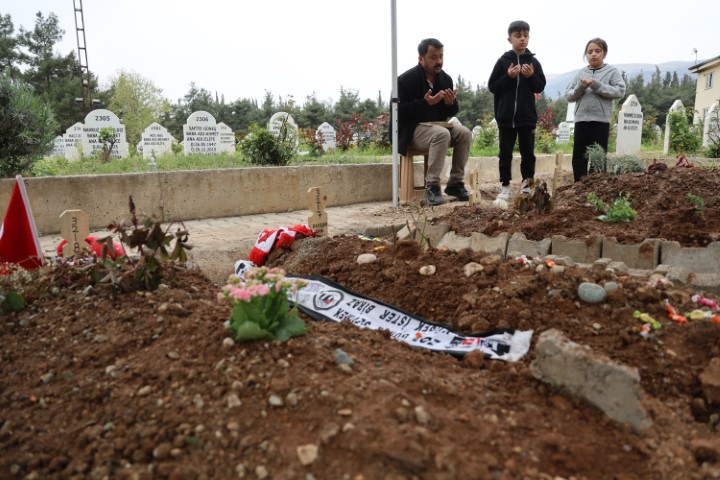 Saldırıda ölen 4 öğrencinin mezarında hüzün ve gözyaşı hakim