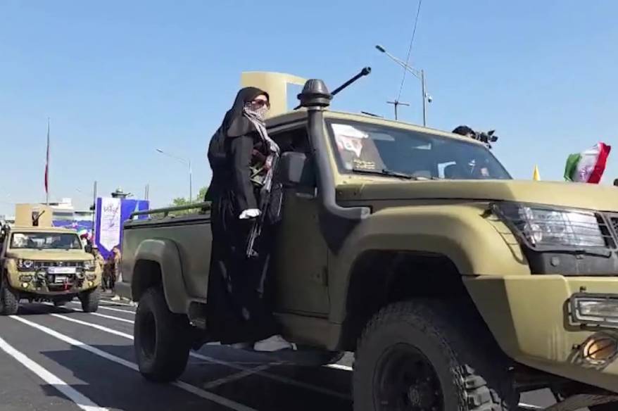 İranlı kadınlardan ABD ve İsrail’e karşı silahlarla gövde gösterisi