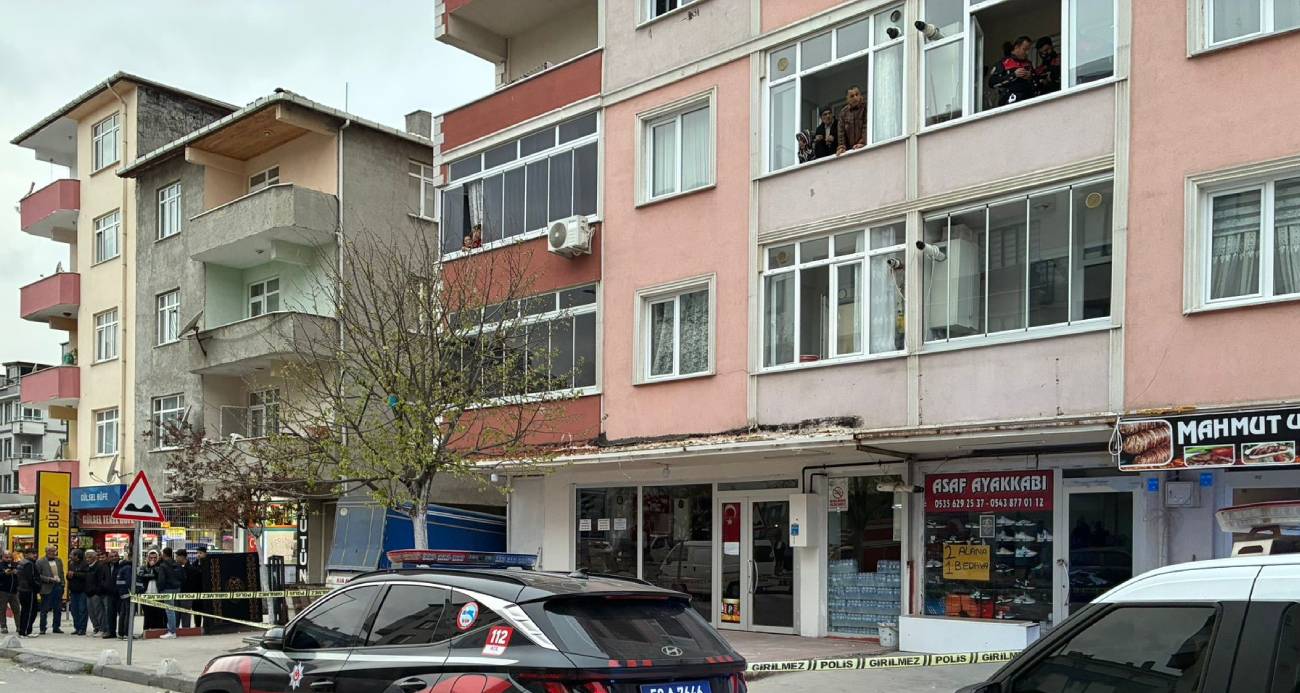 Tekirdağ’ın Çerkezköy ilçesinde husumetliler arasında çıkan tartışma kanlı bitti. Balkondan pompalı tüfekle açılan ateş sonucu 1 kişi ağır yaralandı.