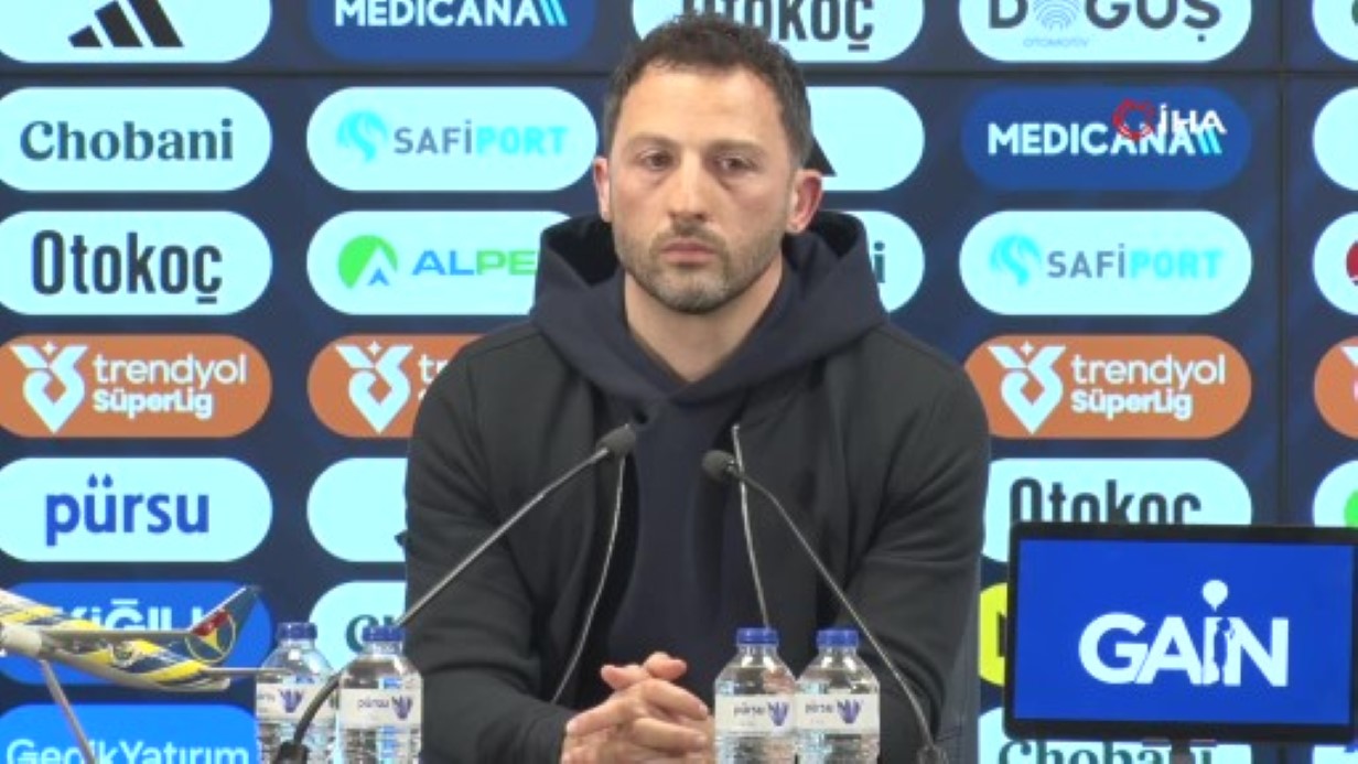 Fenerbahçe Teknik Direktörü Domenico Tedesco, "20 saniye kala o golü yiyorsunuz. Nasıl hissedebilirim. Bugün modum düşük olacak. Ama yarından itibaren pozitif olarak uyanmak isteyeceğim. Hala gitmemiz gereken yol var. Durum pozitif. Asla pes etmeyeceğiz" dedi.