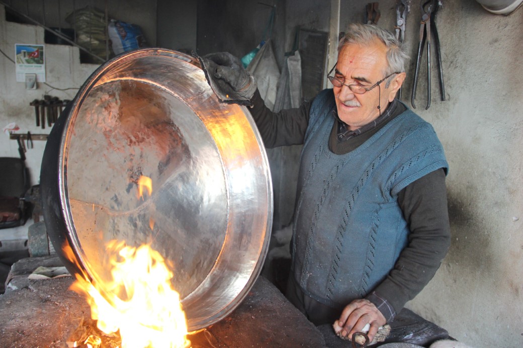 Yarım asırdan fazla süredir bakıra hayat veriyor: 73 yaşında mesleğini aşkla yapıyor