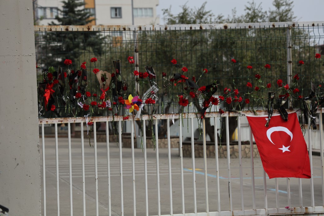 Nöbetçi öğretmen diğer öğrencileri kurtarmak için ’yere yatın’ diye bağırmış