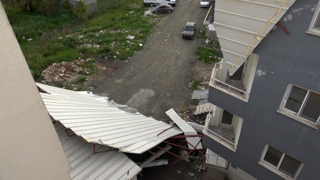 Fırtınanın uçurduğu çatı araçlara zarar verdi: O anlar kamerada