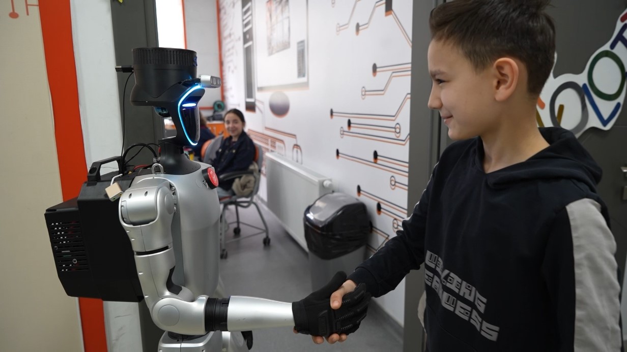 Türkiye’nin nüfusa kaydedilen ilk robotu şimdi de işe başladı