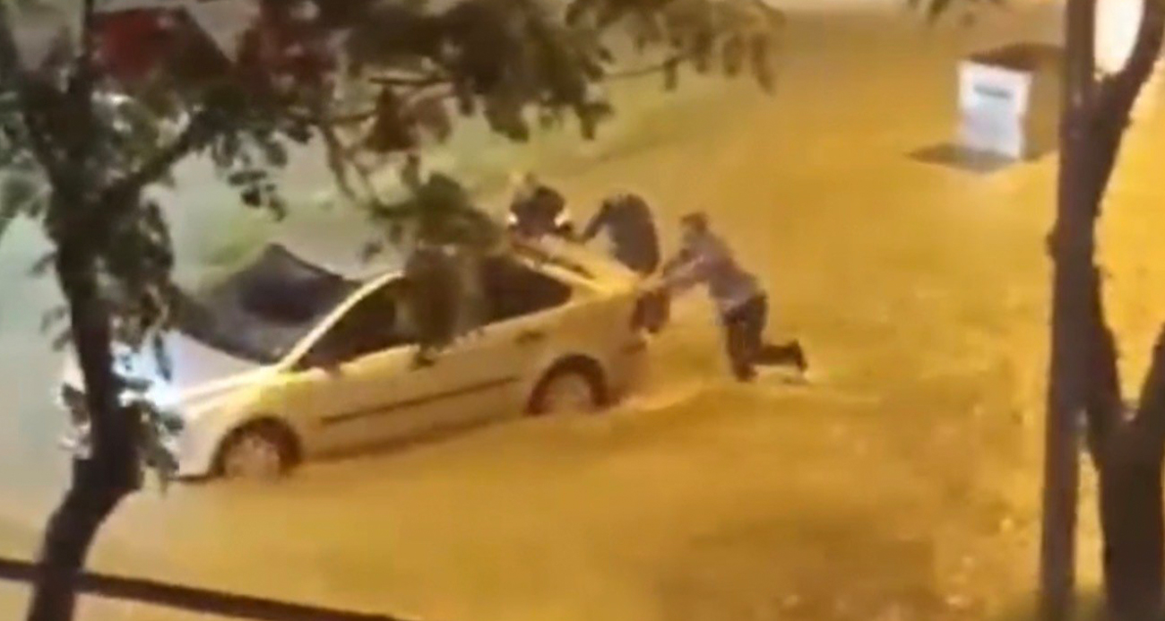 Adana’da etkili olan sağanak yağış hayatı olumsuz etkiledi. Cadde ve sokaklar göle döndü.