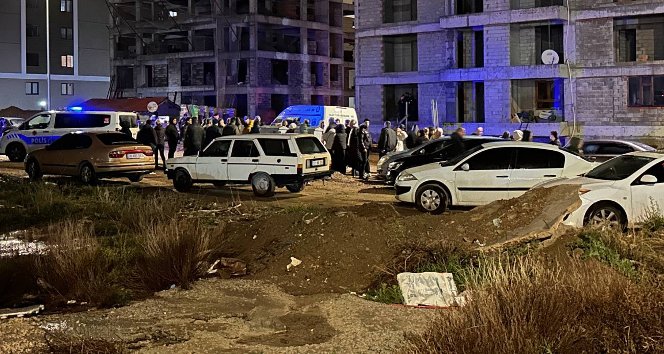 Isparta’da kayıp olarak aranan lise öğrencisi 16 yaşındaki Feyza Keskin, akşam saatlerinde boş bir binanın önünde hareketsiz halde bulundu.