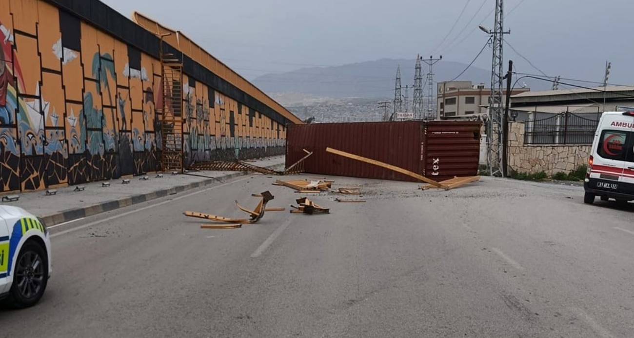 Şiddetli fırtınanın tırda taşınan konteyneri uçurduğu anlar kamerada
