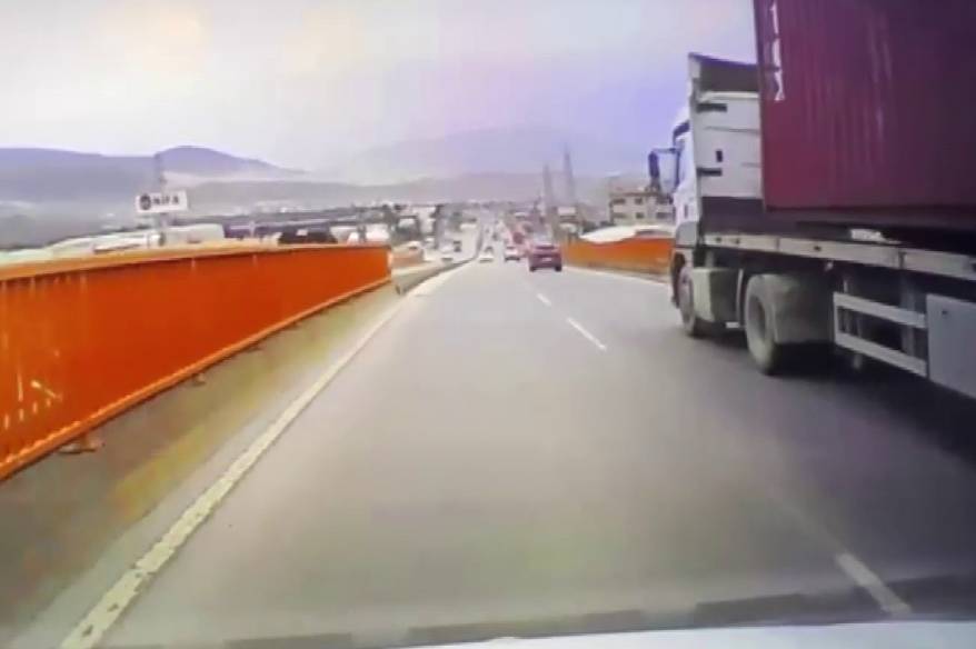 Şiddetli fırtınanın tırda taşınan konteyneri uçurduğu anlar kamerada