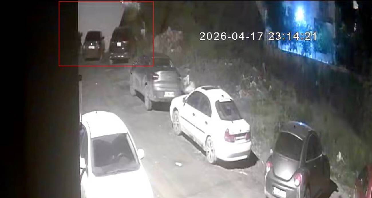 Hatay’da kuvvetli fırtınanın uçurduğu çatının park halindeki 3 otomobil ve 1 motosiklete zarar verdiği anlar güvenlik kamerasına yansıdı.