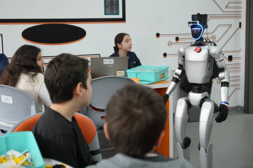Türkiye’nin nüfusa kaydedilen ilk robotu işe başladı