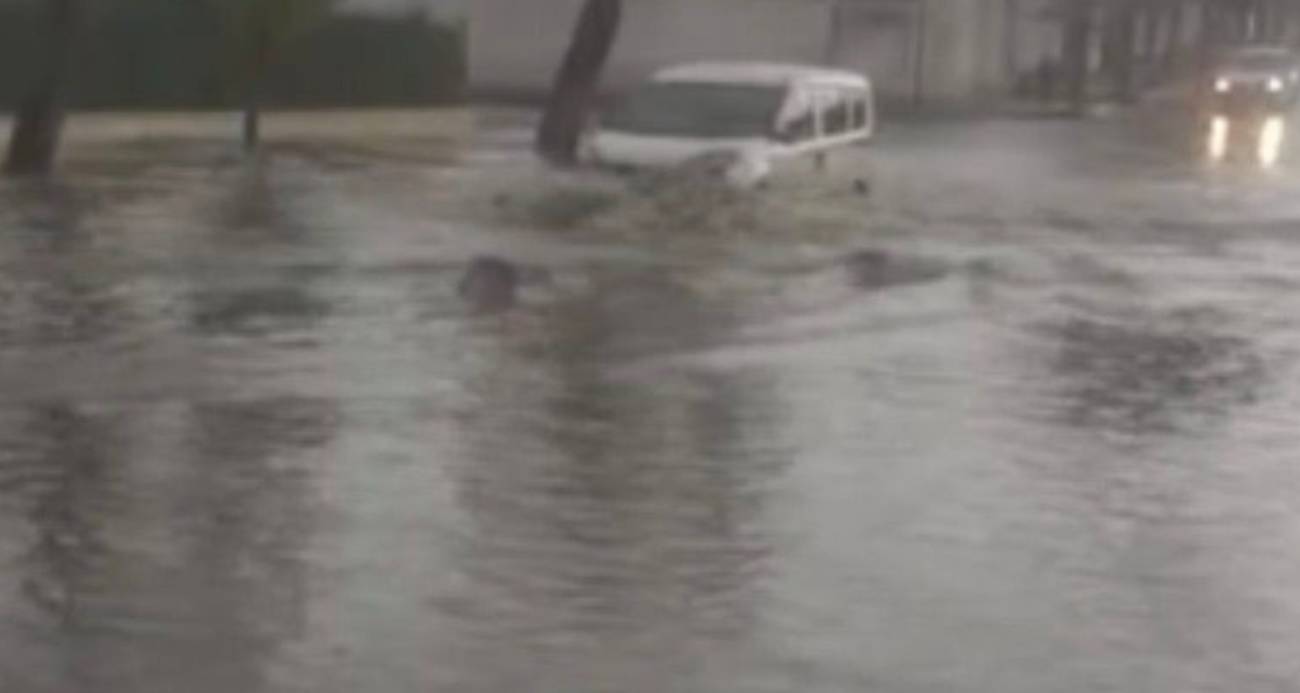 Yoğun yağış nedeniyle özellikle bazı kırsal mahallelerde sel meydana geldi.