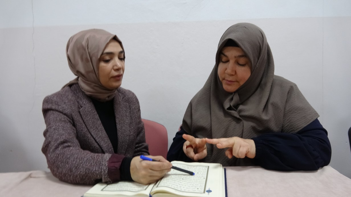 Öğrenme azmi :İşaret diliyle Kur’an-ı Kerim öğreniyorlar