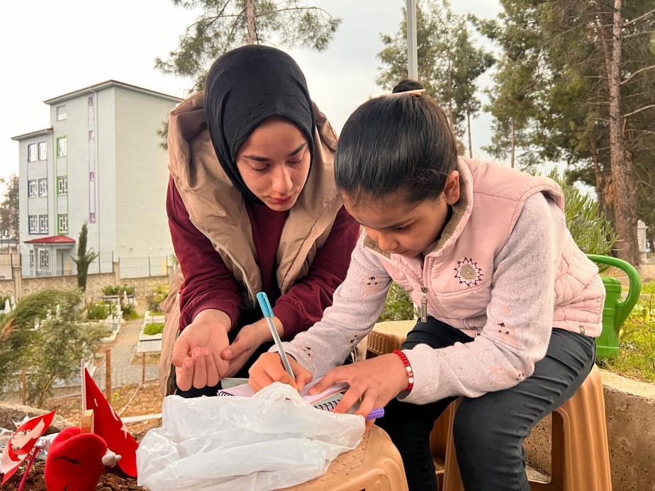 Saldırıda hayatını kaybeden öğrencilerin mezarlarına bırakılan notlar duygulandırıyor