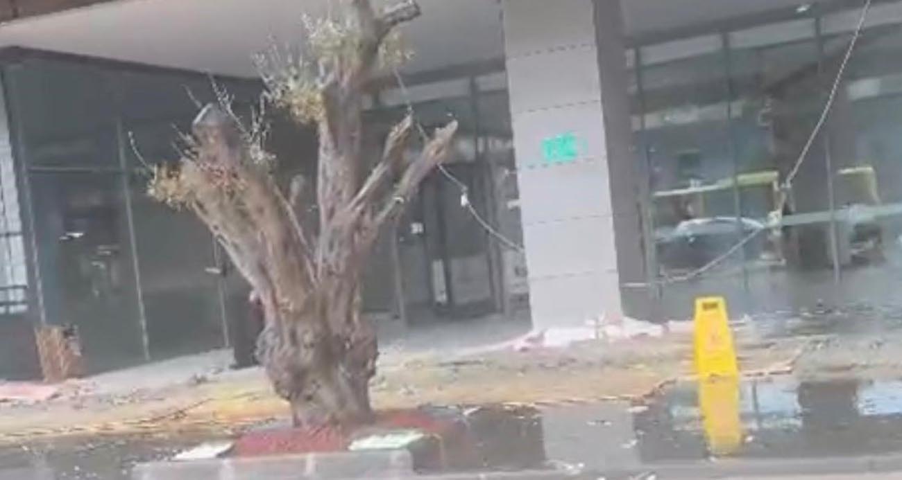 Batman’da etkili olan şiddetli sağanak sonrası bazı bölgelerde sel meydana gelirken, bir alışveriş merkezinin giriş kısmındaki tavan da çöktü.