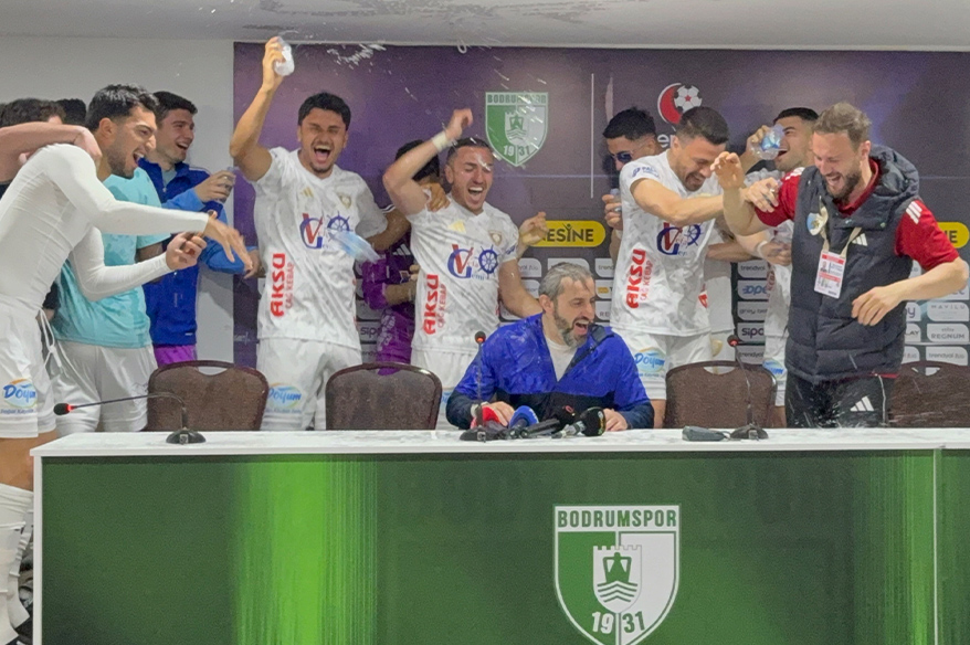 Erzurumspor FK oyuncuları basın toplantısını basıp kutlama yaptı