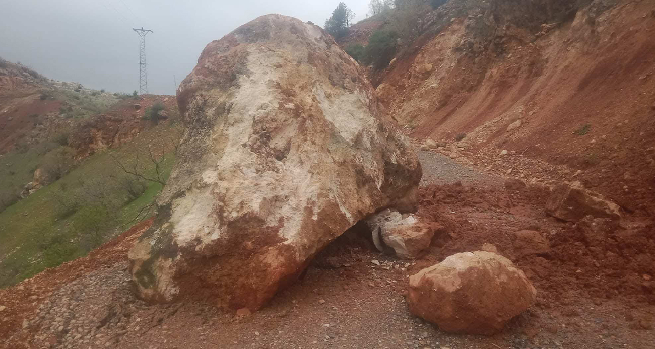 Siirt’te yoğun yağışların ardından meydana gelen sel ve heyelanlar nedeniyle ulaşıma kapanan 70 köy yolu, yapılan çalışmaların ardından trafiğe açıldı.