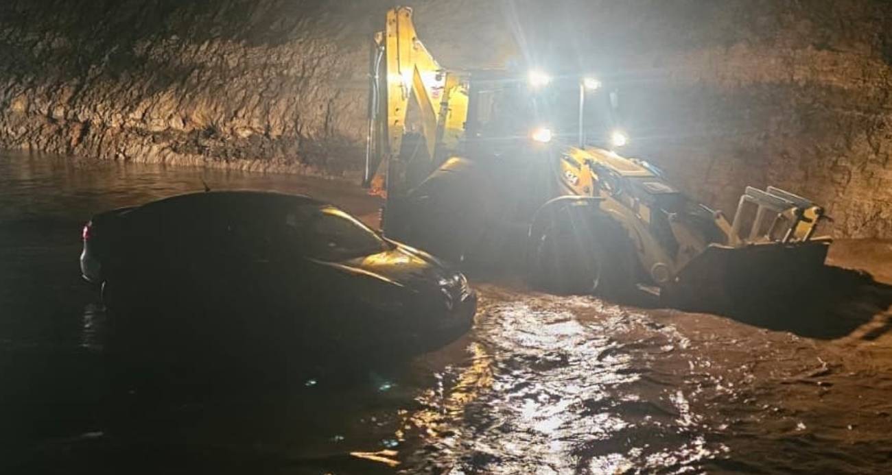 Ulaş yolu Yamanlar köyü civarında mahsur kalan 3 vatandaş, İlçe Özel İdare ekiplerinin yoğun çabasıyla kurtarıldı.