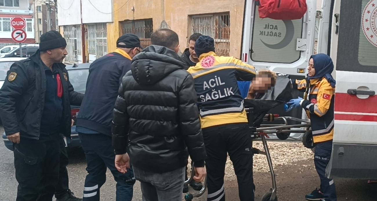 Sivas’ta bir kişi boşanma aşamasında olduğu eşini 4 yerinden bıçaklayıp eve kilitledi, itfaiye tarafından kurtarılan genç kadın tedavi altına alındı.